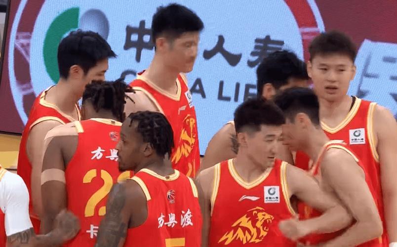 CBA疯狂一夜!积分榜乱了:上海男篮险胜,广东升第3,黑马升第4
