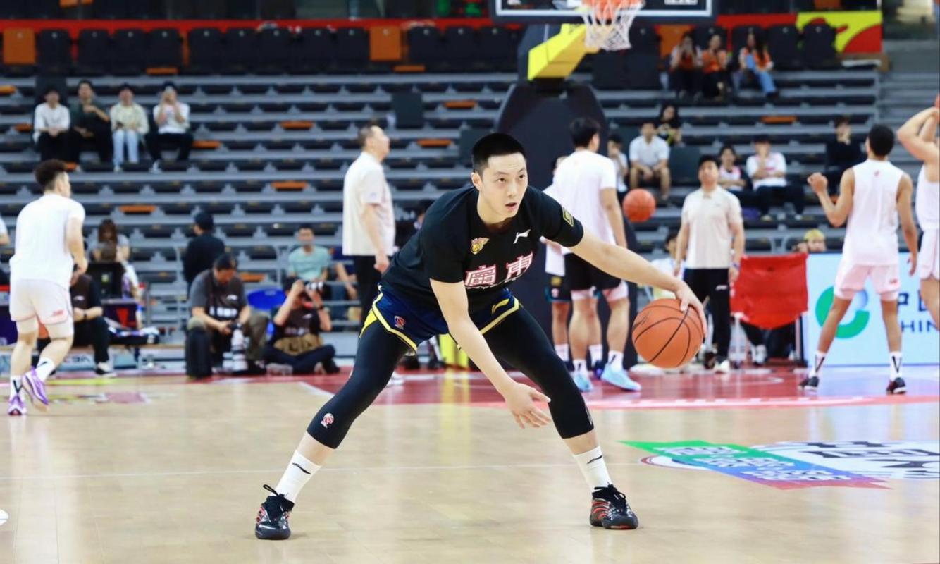 外线神准！胡明轩7投4中&三分4中3贡献12分1板正负值高达+20