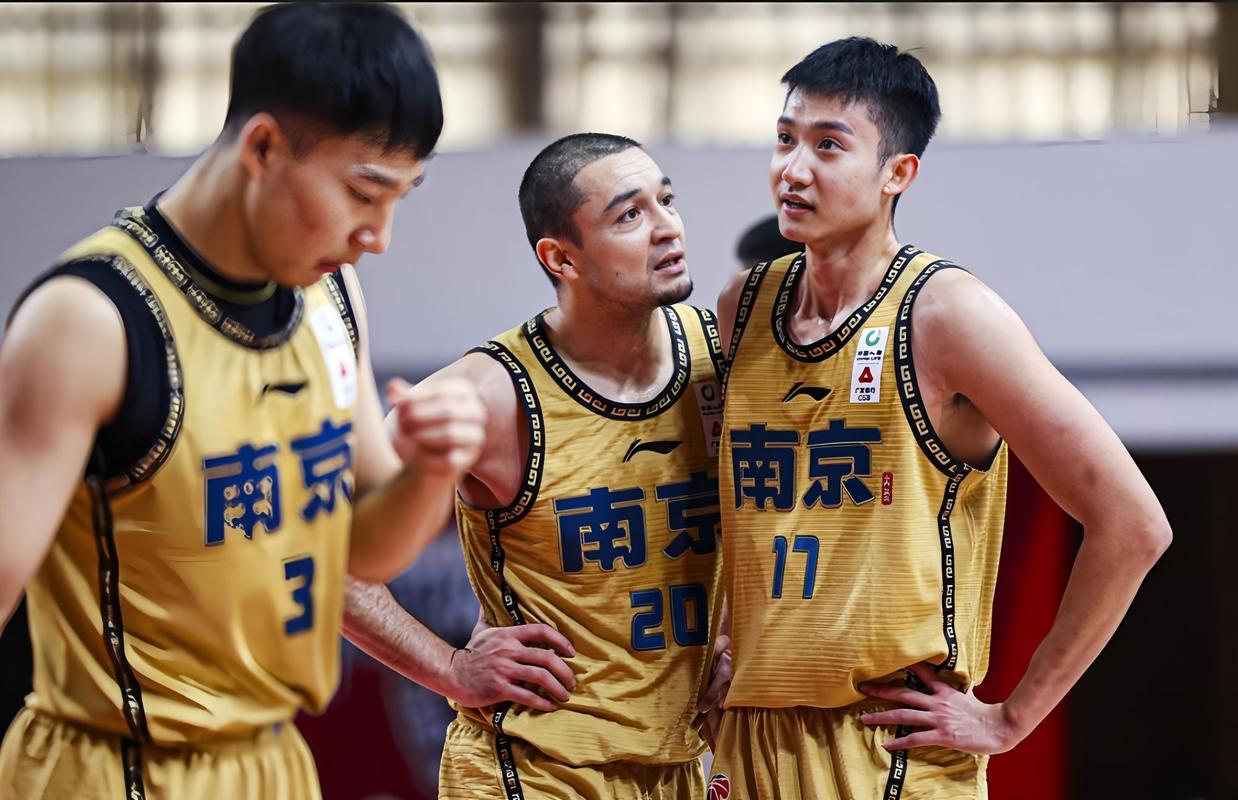 广东10080大胜广厦，奎因25+8+7，崔永熙11分，胡金秋5+7