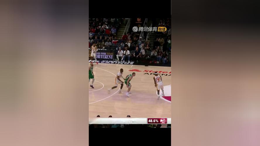 依旧飞天遁地！詹姆斯中路突击腾空暴起滑翔双手炸筐
