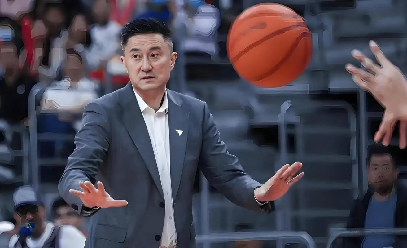 广东大输山东队13分,保守杜锋半场8人轮换,巩晓彬用8字批评杜锋