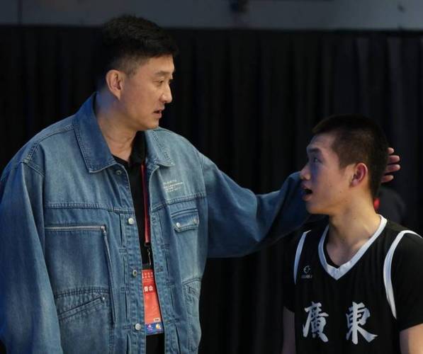 太离谱，张镇麟把广东队前外援打失业，杜锋真该学学了